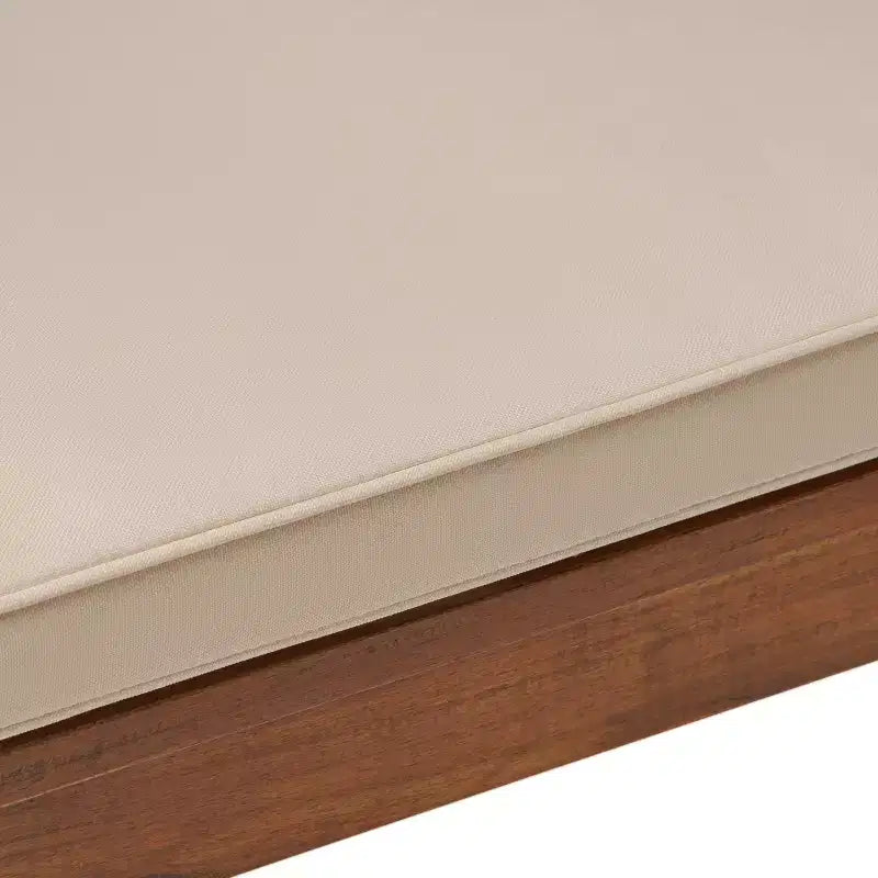 Banc contemporain en bois d'acacia avec coussin, acajou et crème