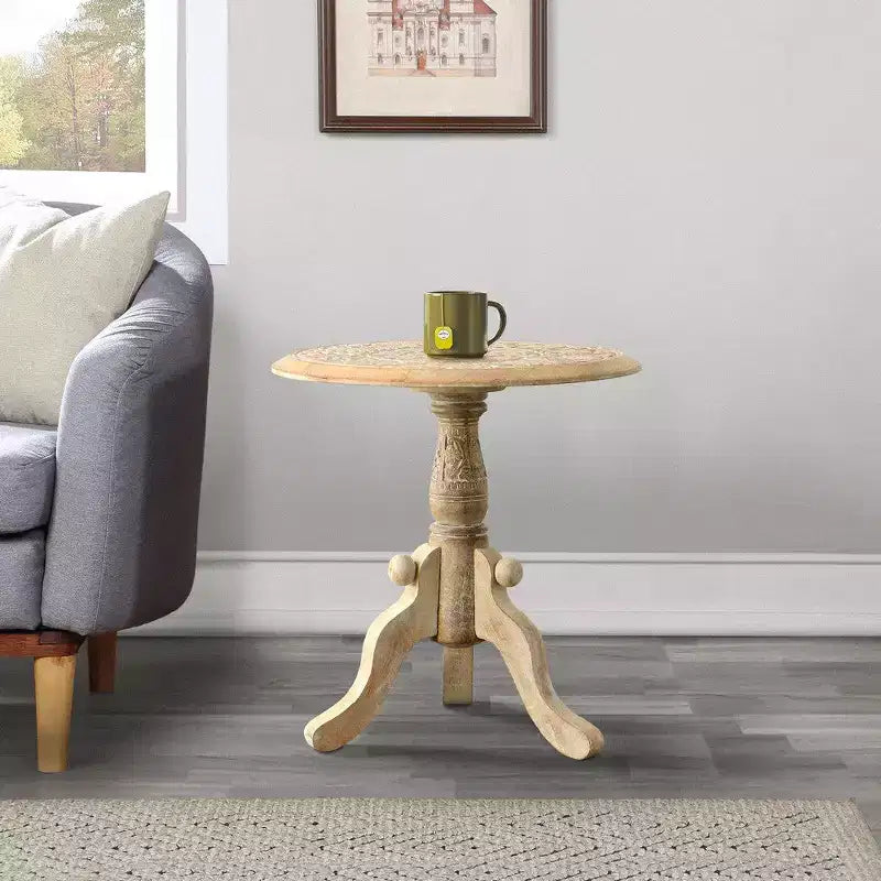 Table d'appoint en bois de manguier finement sculpté avec plateau rond et piétement piédestal